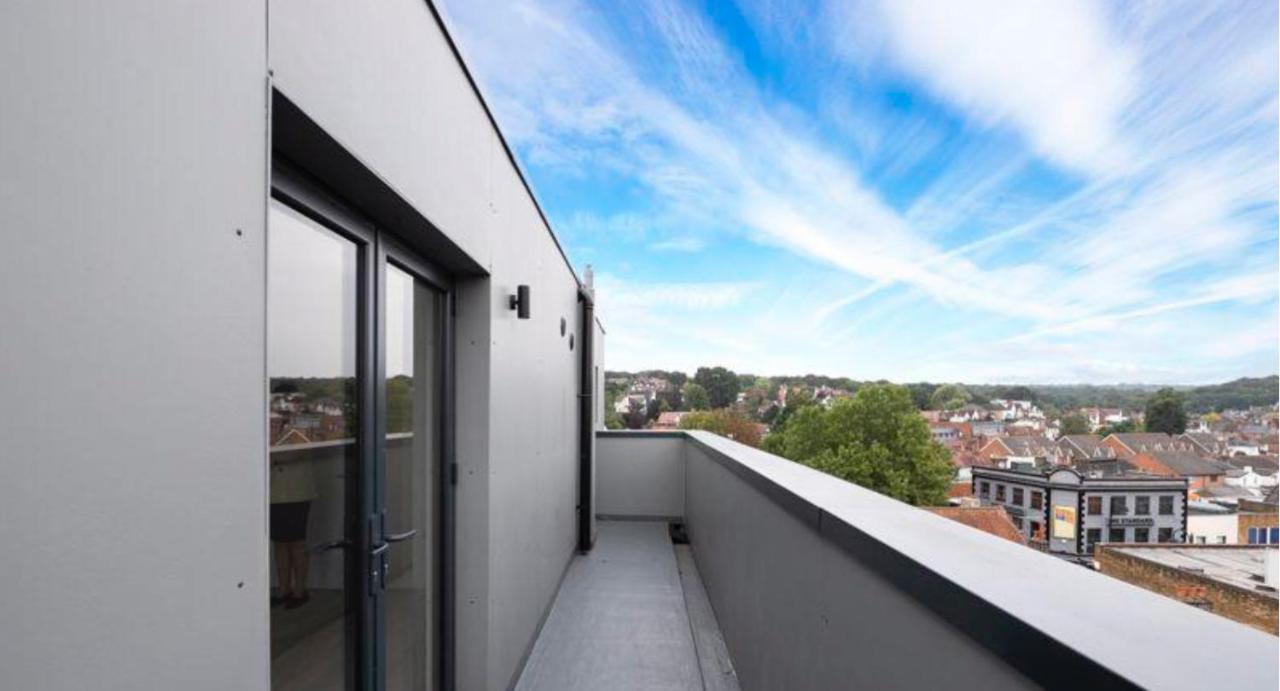 Lovely 2 Bed Penthouse In Loughton Central Location Lejlighed Eksteriør billede