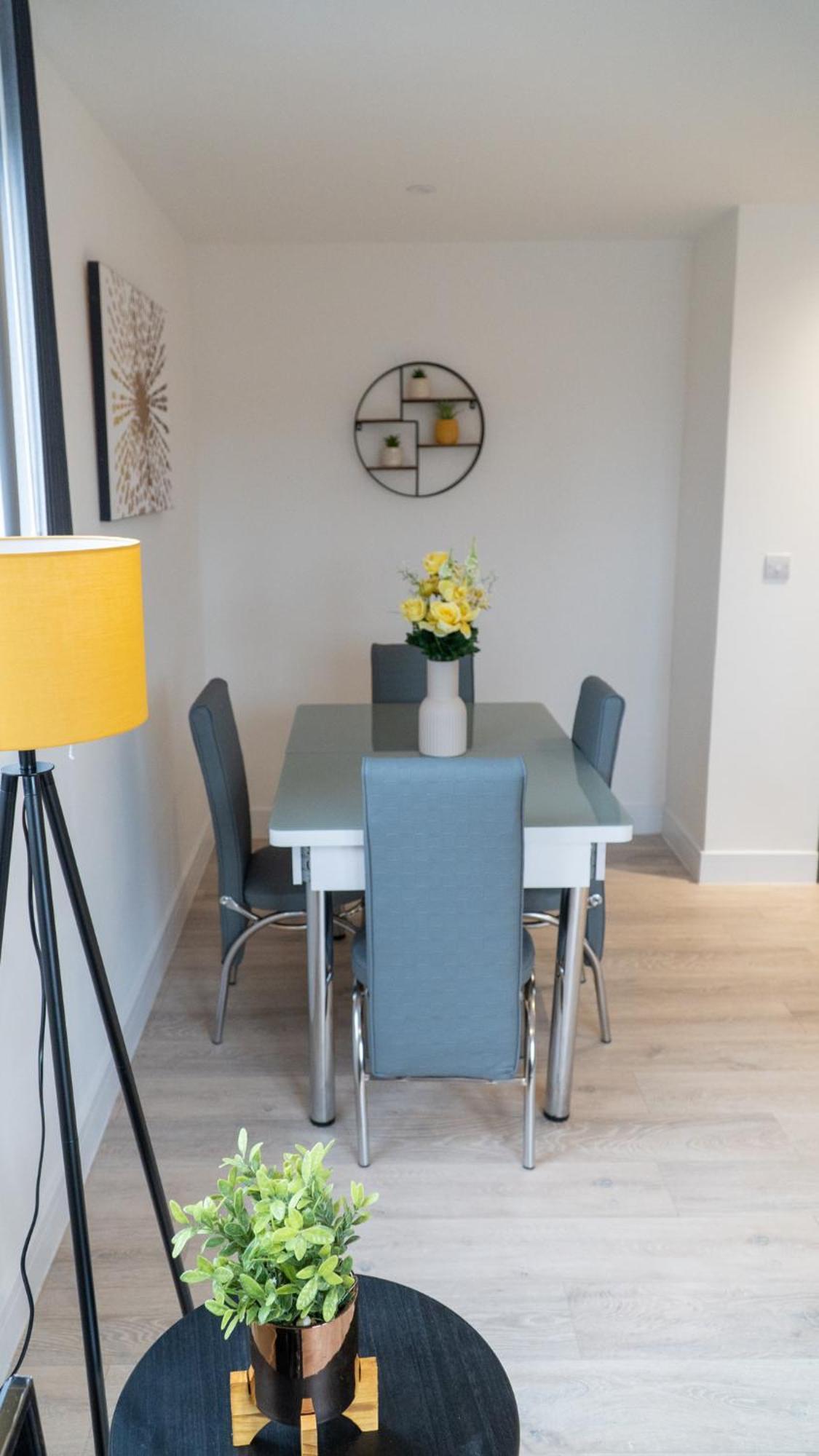 Lovely 2 Bed Penthouse In Loughton Central Location Lejlighed Eksteriør billede